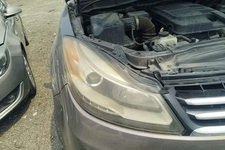 Used JMC Yusheng S350 2013 2.4T Automatic 2WD Diesel Luxury Edition 5 Seats Right Front Headlight