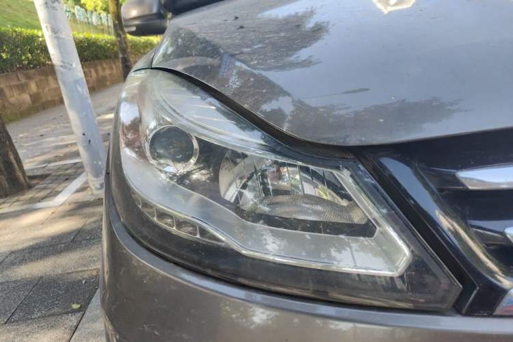 Used JMC Yusheng S350 2013 2.4T Automatic 2WD Diesel Ultra-Luxury 7-Seater Right Front Headlight