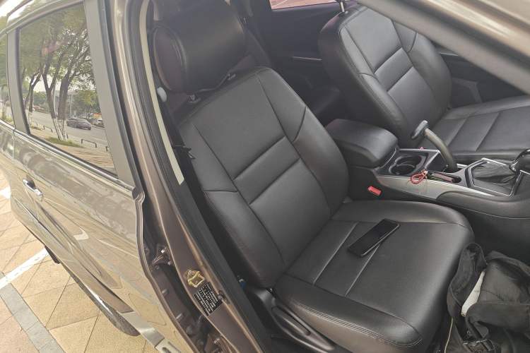 Used JMC Yusheng S350 2013 2.4T Automatic 2WD Diesel Luxury Edition 5 Seats Right Front Seat