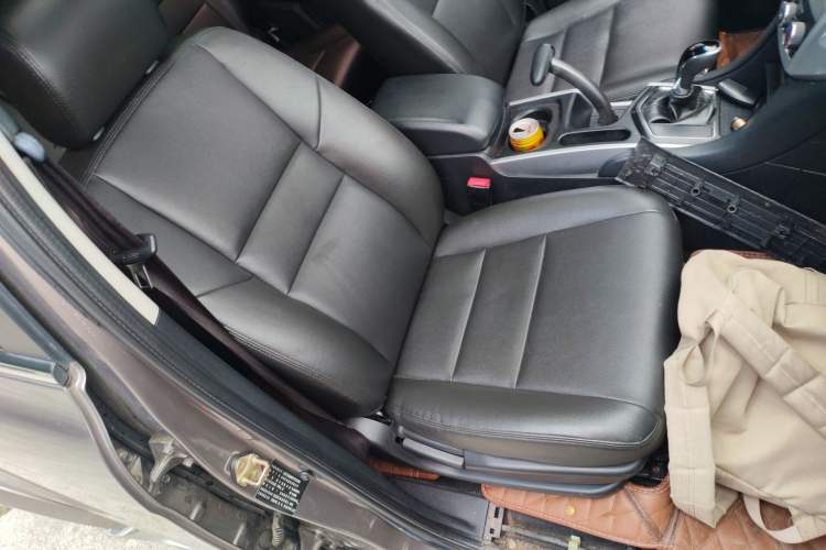 Used JMC Yusheng S350 2013 2.4T Automatic 2WD Diesel Ultra-Luxury 7-Seater Right Front Seat