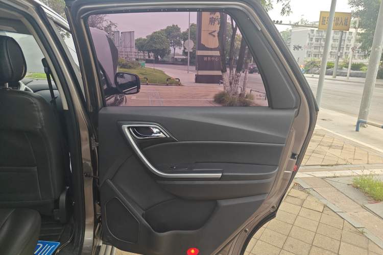 Used JMC Yusheng S350 2013 2.4T Automatic 2WD Diesel Luxury Edition 5 Seats Right Rear Door Interior