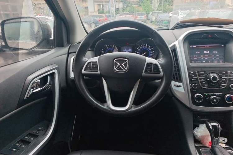 Used JMC Yusheng S350 2013 2.4T Automatic 2WD Diesel Luxury 7-Seater Steering Wheel