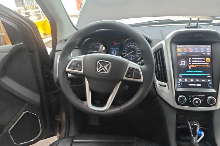 Used JMC Yusheng S350 2013 2.4T Automatic 2WD Diesel Luxury Edition 5 Seats Steering Wheel