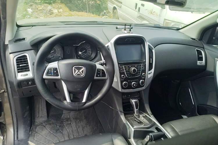 Used JMC Yusheng S350 2013 2.4T Automatic 2WD Diesel Luxury Edition 5 Seats Steering Wheel
