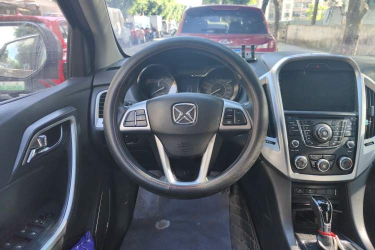 Used JMC Yusheng S350 2013 2.4T Automatic 2WD Diesel Ultra-Luxury 7-Seater Steering Wheel