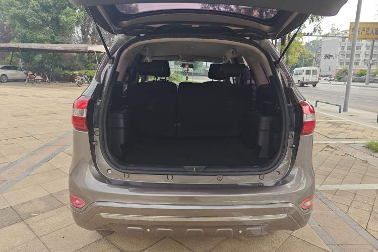 Used JMC Yusheng S350 2013 2.4T Automatic 2WD Diesel Luxury Edition 5 Seats Trunk