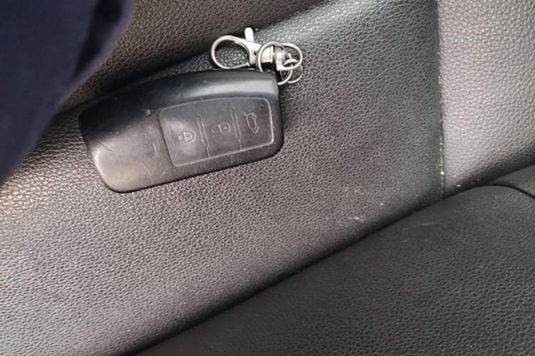 Used JMC Yusheng S350 2013 2.4T Automatic 2WD Diesel Luxury Edition 5 Seats Vehicle Key