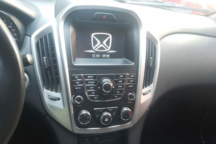 Used JMC Yusheng S350 2013 2.4T Automatic 2WD Diesel Luxury 7-Seater Audio And AC Panel