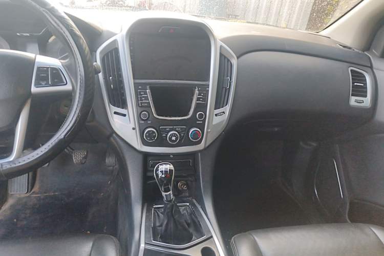 Used JMC Yusheng S350 2013 2.4T Manual Two-Wheel Drive Diesel Luxury 7-Seater Audio And AC Panel