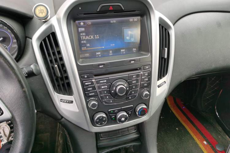 Used JMC Yusheng S350 2013 2.0T Manual Two-Wheel Drive Gasoline Luxury Edition 5 Seats Audio And AC Panel