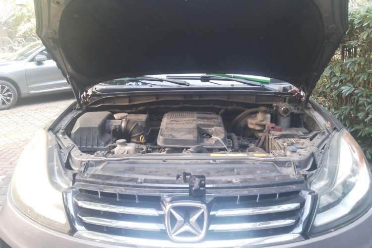 Used JMC Yusheng S350 2013 2.4T Automatic 2WD Diesel Luxury 7-Seater Engine Bay