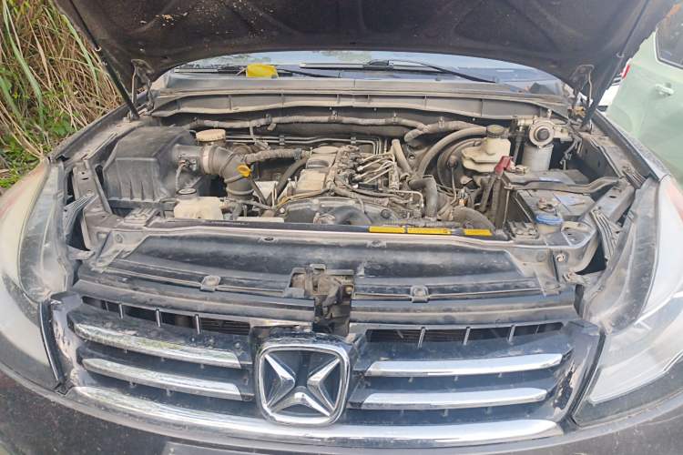 Used JMC Yusheng S350 2013 2.4T Manual Two-Wheel Drive Diesel Luxury 7-Seater Engine Bay