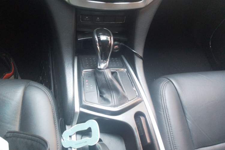 Used JMC Yusheng S350 2013 2.4T Automatic 2WD Diesel Luxury 7-Seater Gear Lever