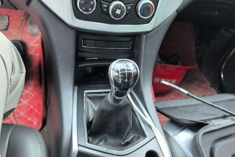 Used JMC Yusheng S350 2013 2.0T Manual Two-Wheel Drive Gasoline Ultra-Luxury 5-Seater Gear Lever