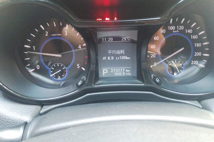Used JMC Yusheng S350 2013 2.4T Automatic 2WD Diesel Luxury 7-Seater Odometer Close Up