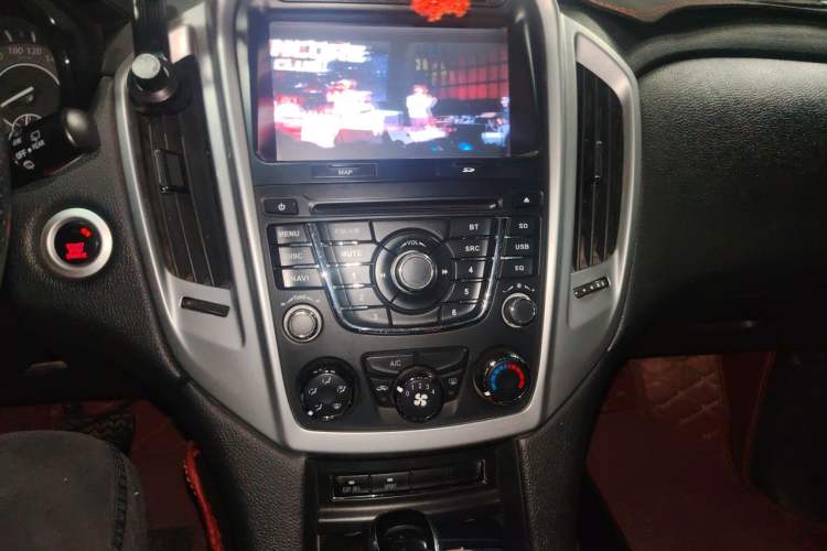 Used JMC Yusheng S350 2013 2.4T Automatic 2WD Diesel Luxury Edition 5 Seats Audio And AC Panel