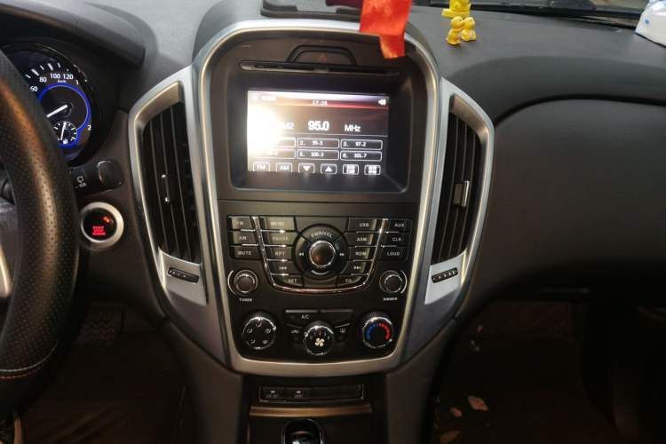 Used JMC Yusheng S350 2013 2.4T Automatic 2WD Diesel Luxury Edition 5 Seats Audio And AC Panel