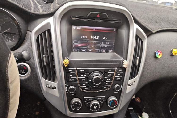 Used JMC Yusheng S350 2013 2.4T Automatic 2WD Diesel Ultra-Luxury 7-Seater Audio And AC Panel