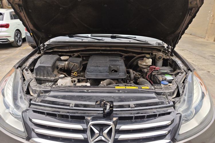Used JMC Yusheng S350 2013 2.4T Automatic 2WD Diesel Ultra-Luxury 7-Seater Engine Bay