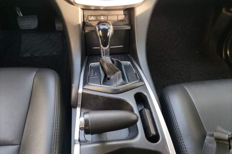 Used JMC Yusheng S350 2013 2.4T Automatic 2WD Diesel Luxury Edition 5 Seats Gear Lever