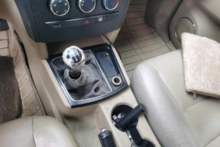 Used JMC Yusheng S350 2013 2.4T Two-Wheel-Drive Special Edition Gear Lever