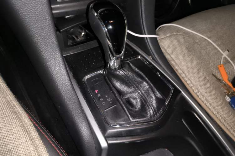 Used JMC Yusheng S350 2013 2.4T Automatic 4x4 Diesel Ultra-Luxury 5-Seater Gear Lever