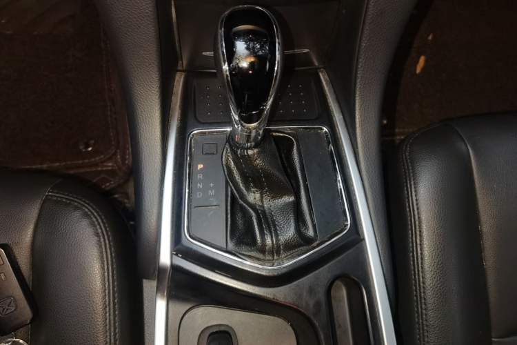 Used JMC Yusheng S350 2013 2.4T Automatic 2WD Diesel Luxury Edition 5 Seats Gear Lever