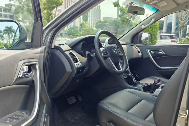 Used JMC Yusheng S350 2013 2.4T Automatic 2WD Diesel Luxury Edition 5 Seats Interior 1