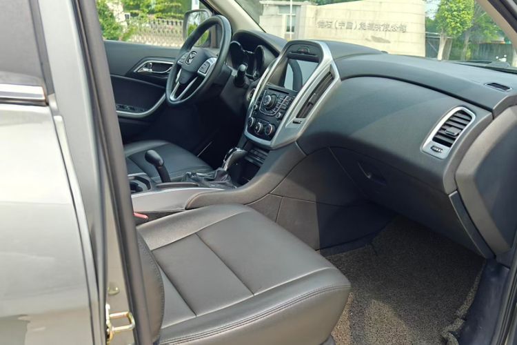 Used JMC Yusheng S350 2013 2.4T Automatic 2WD Diesel Luxury Edition 5 Seats Interior 3
