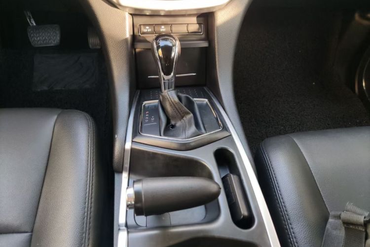 Used JMC Yusheng S350 2013 2.4T Automatic 2WD Diesel Luxury Edition 5 Seats Interior 5