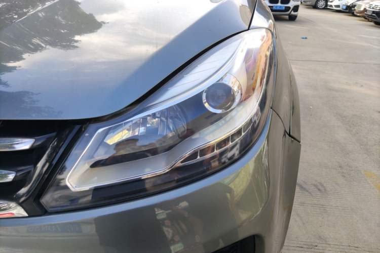Used JMC Yusheng S350 2013 2.4T Automatic 2WD Diesel Luxury Edition 5 Seats Left Front Headlight