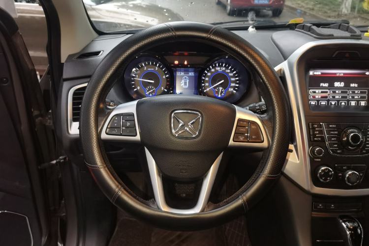 Used JMC Yusheng S350 2013 2.4T Automatic 2WD Diesel Luxury Edition 5 Seats Steering Wheel