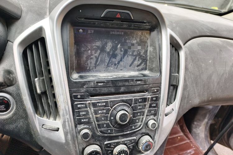 Used JMC Yusheng S350 2013 2.4T Automatic 2WD Diesel Luxury 7-Seater Audio And AC Panel