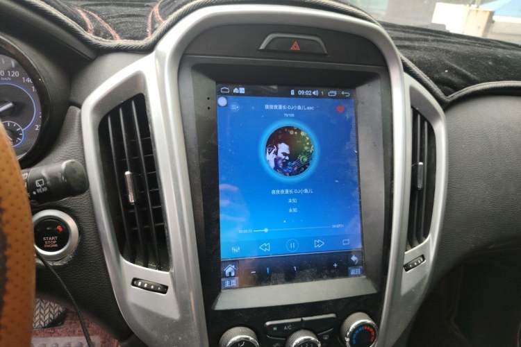 Used JMC Yusheng S350 2013 2.4T Automatic 4x4 Diesel Ultra-Luxury 5-Seater Audio And AC Panel