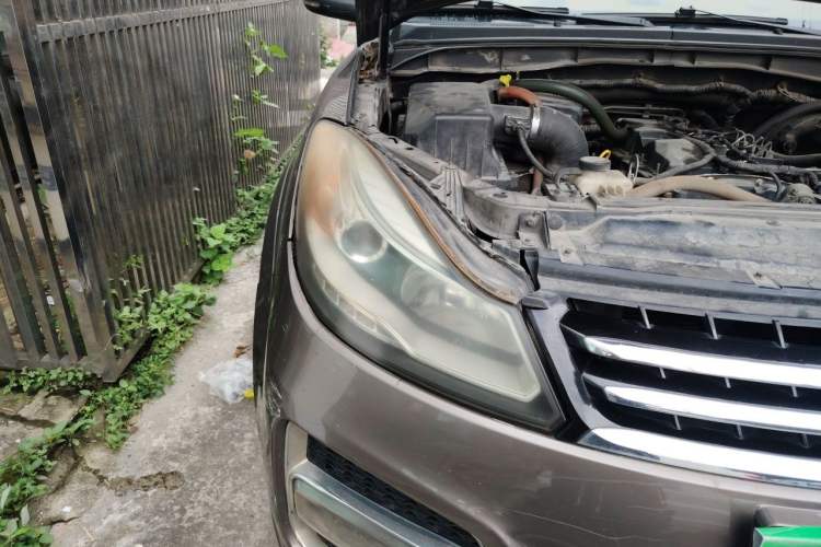 Used JMC Yusheng S350 2013 2.4T Automatic 4x4 Diesel Ultra-Luxury 5-Seater Engine Bay Right