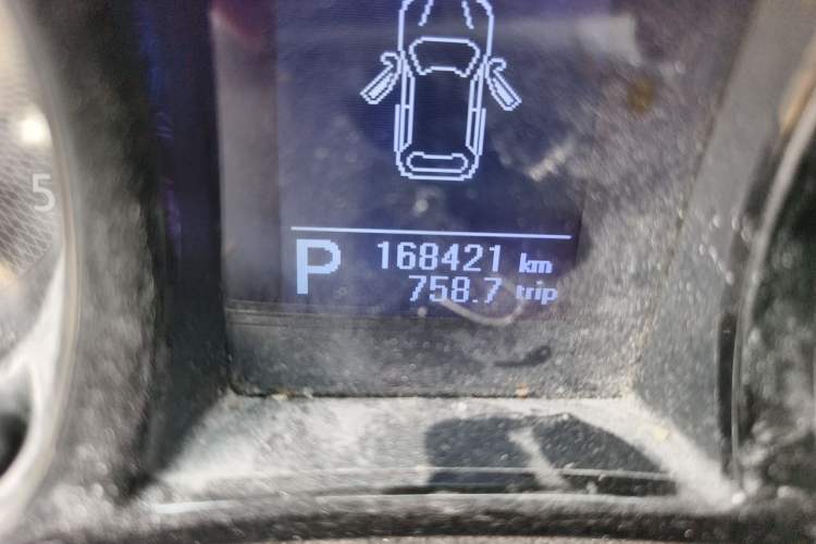 Used JMC Yusheng S350 2013 2.4T Automatic 2WD Diesel Luxury 7-Seater Odometer Close Up