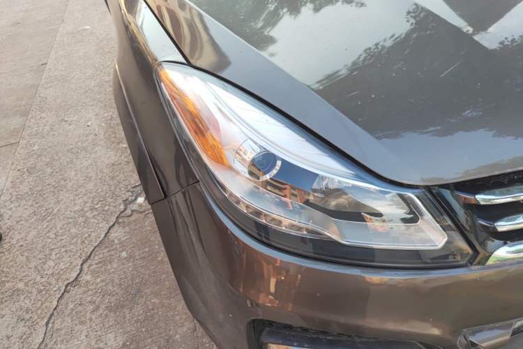 Used JMC Yusheng S350 2013 2.4T Automatic 2WD Diesel Luxury Edition 5 Seats Right Front Headlight