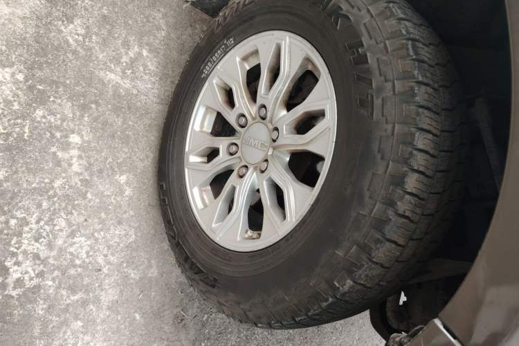 Used JMC Yusheng S350 2013 2.4T Automatic 4x4 Diesel Ultra-Luxury 5-Seater Right Front Wheel Hub