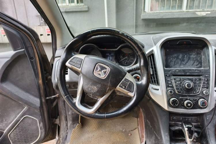 Used JMC Yusheng S350 2013 2.4T Automatic 2WD Diesel Luxury 7-Seater Steering Wheel