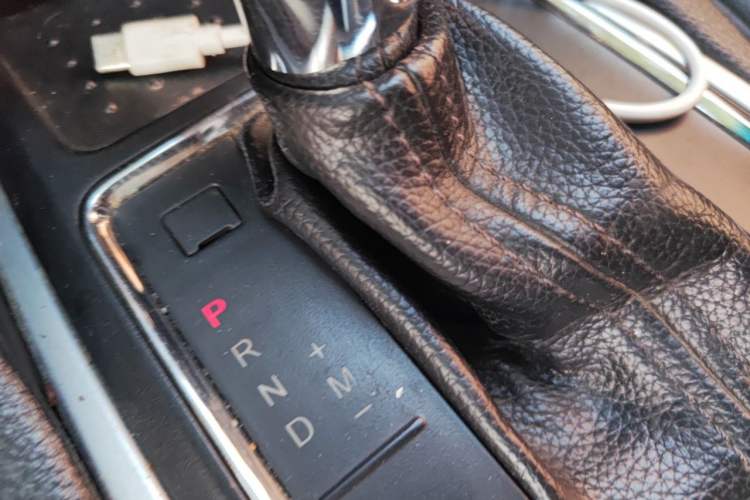 Used JMC Yusheng S350 2013 2.4T Automatic 2WD Diesel Luxury Edition 5 Seats Vehicle Key