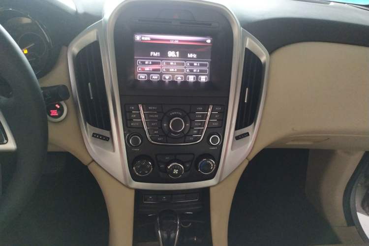 Used JMC Yusheng S350 2013 2.4T Automatic 2WD Diesel Ultra-Luxury 5-Seater Audio And AC Panel
