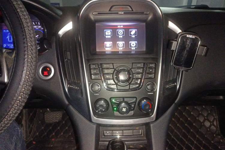 Used JMC Yusheng S350 2013 2.4T Automatic 2WD Diesel Ultra-Luxury 5-Seater Audio And AC Panel