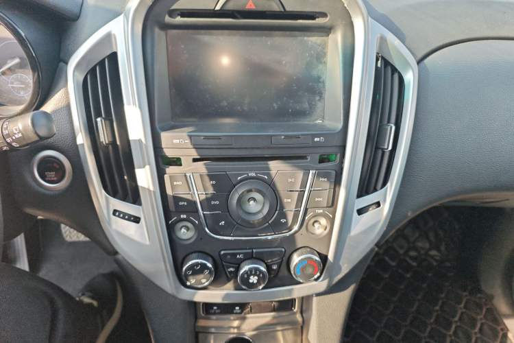 Used JMC Yusheng S350 2013 2.4T Automatic 2WD Diesel Luxury Edition 5 Seats Audio And AC Panel