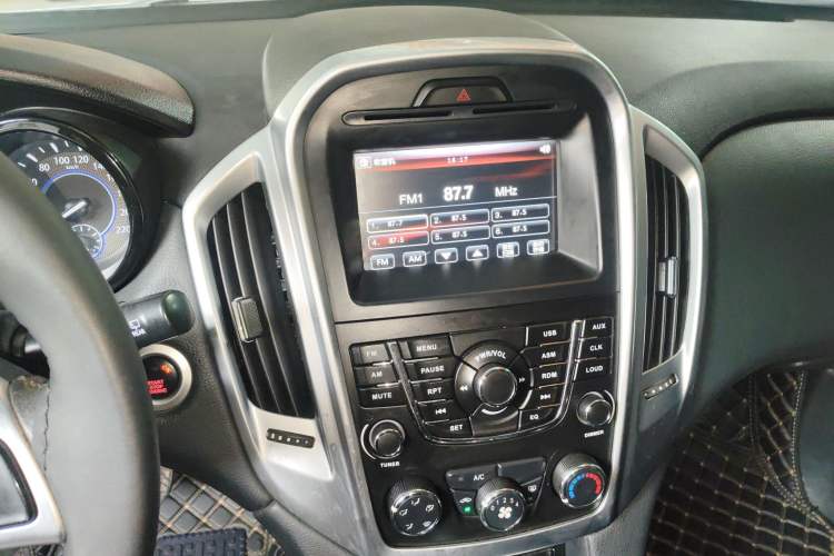 Used JMC Yusheng S350 2013 2.4T Automatic 2WD Diesel Luxury Edition 5 Seats Audio And AC Panel