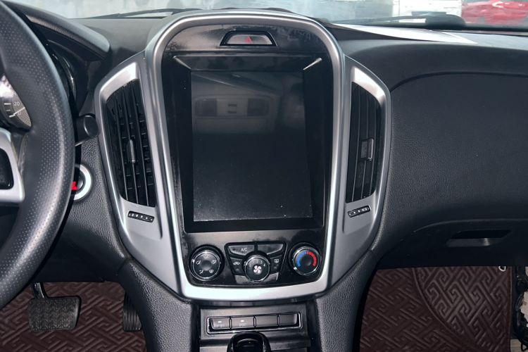 Used JMC Yusheng S350 2013 2.4T Automatic 2WD Diesel Luxury Edition 5 Seats Audio And AC Panel