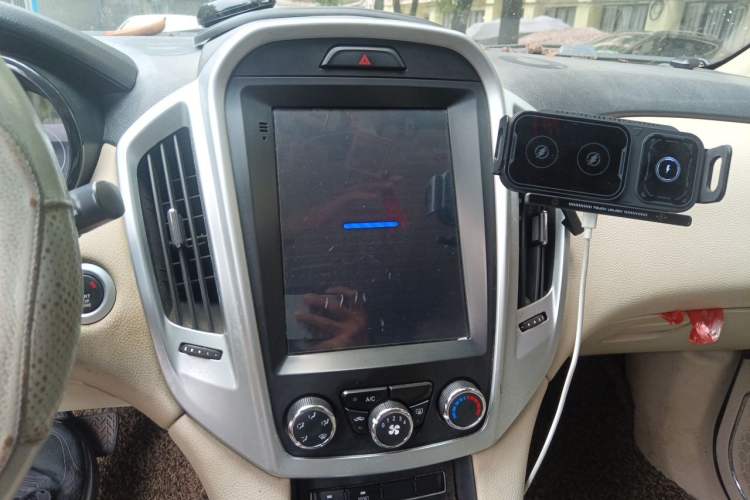 Used JMC Yusheng S350 2013 2.4T Automatic 2WD Diesel Ultra-Luxury 5-Seater Audio And AC Panel