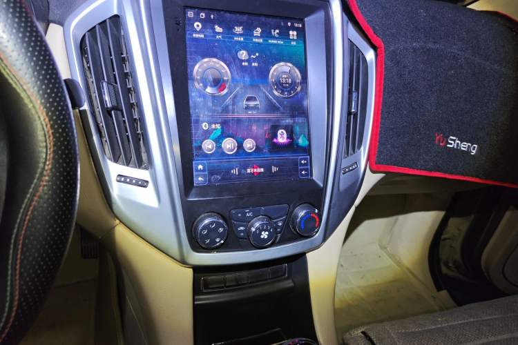 Used JMC Yusheng S350 2013 2.4T Manual Two-Wheel Drive Diesel Ultra-Luxury 5-Seater Audio And AC Panel