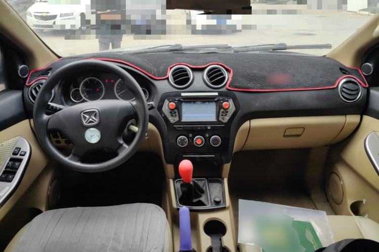 Used JMC Yusheng S350 2013 2.4T Two-Wheel-Drive Special Edition Center Console