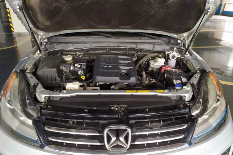 Used JMC Yusheng S350 2013 2.4T Automatic 2WD Diesel Ultra-Luxury 5-Seater Engine Bay