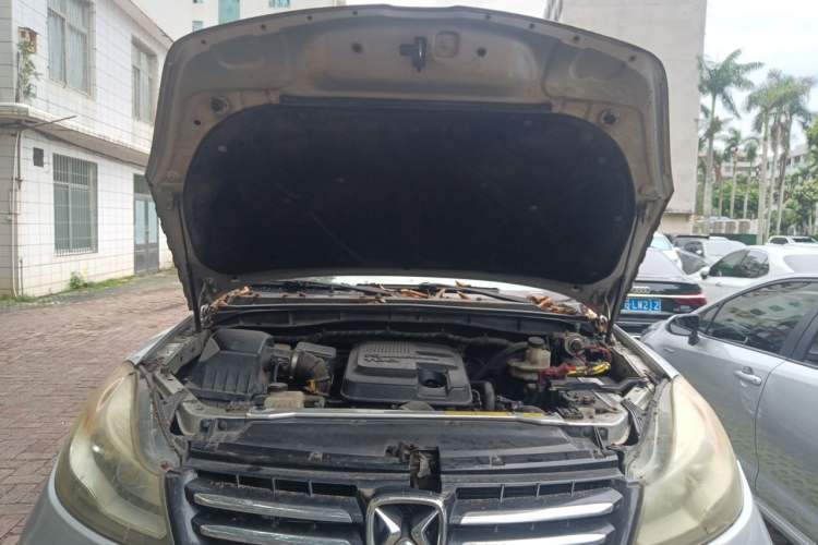 Used JMC Yusheng S350 2013 2.4T Automatic 2WD Diesel Ultra-Luxury 5-Seater Engine Bay